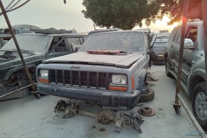 سيارة جيب شيروكي 2001