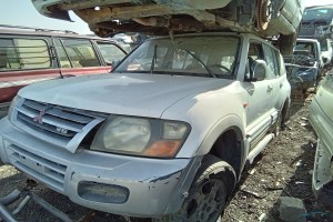 سيارة ميتسوبيشي باجيرو 2000